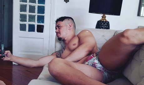 Alaston vuotanut OnlyFans-kuva Aslanfalcom