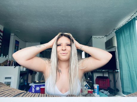 Nøgent lækket OnlyFans-billede af Charlotte Davis