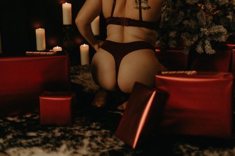 Naakte gelekte OnlyFans-foto van Tiffany Starr