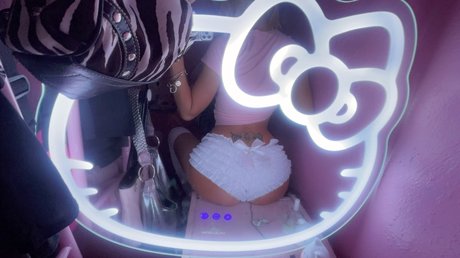 Alaston vuotanut OnlyFans-kuva Bimbo
