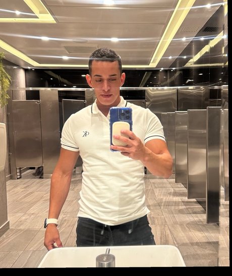 Naakte gelekte OnlyFans-foto van Michael Castle