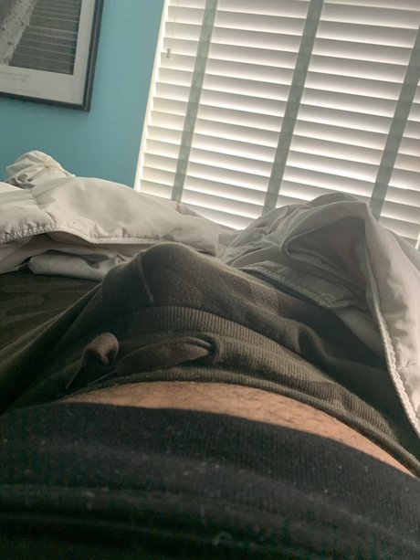 Alasti lekkinud OnlyFans-i pilt Bigpapimike