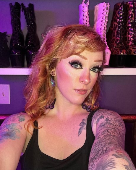 Alasti lekkinud OnlyFans-i pilt Emma Celeste