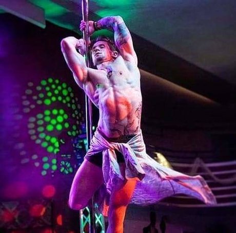 Naakte gelekte OnlyFans-foto van Midwestpoleboy
