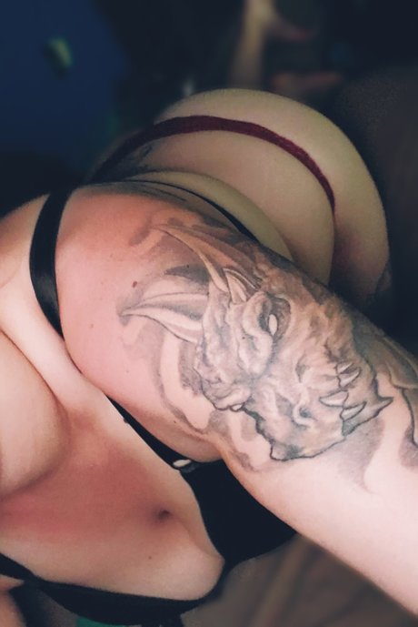 Alaston vuotanut OnlyFans-kuva Midnight