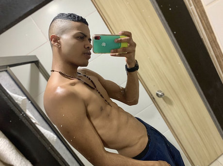 Alaston vuotanut OnlyFans-kuva Andres F Armero