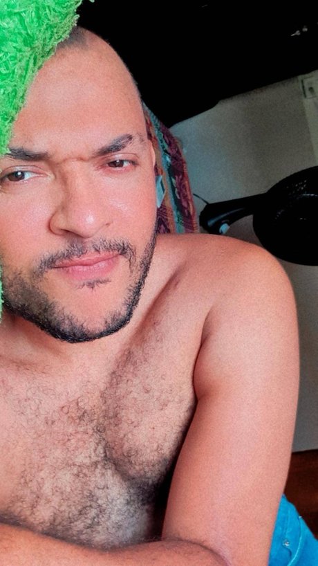 Naken läckt OnlyFans-bild av Andres Diablo  3