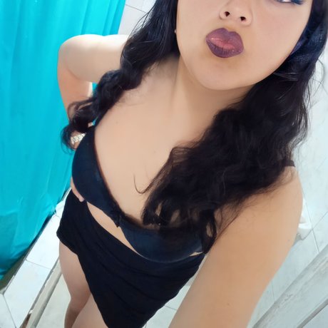 Naakte gelekte OnlyFans-foto van Paola Y Carlos
