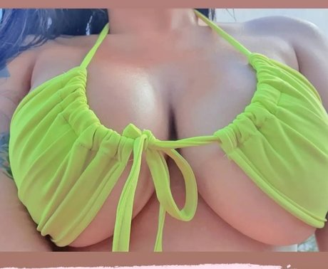Naken läckt OnlyFans-bild av Ari