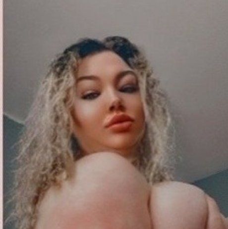 Naken läckt OnlyFans-bild av F