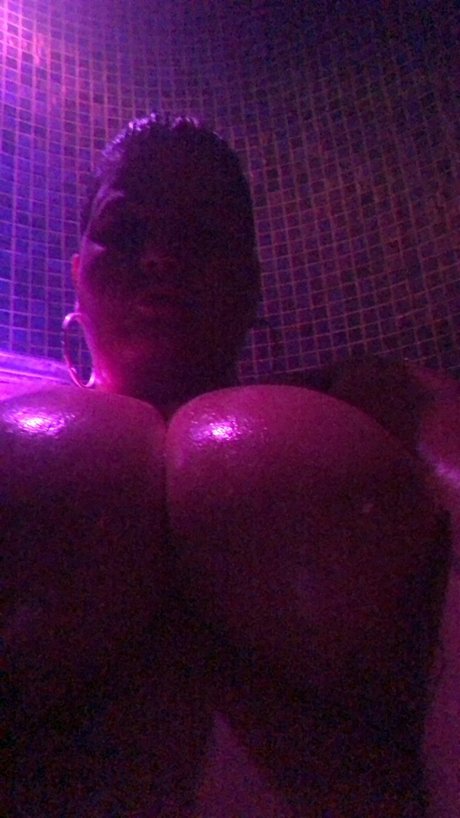 Naken läckt OnlyFans-bild av Curvy Kezza