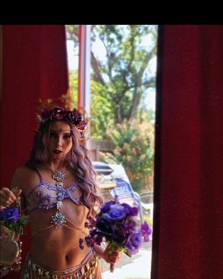 Nøgent lækket OnlyFans-billede af Miss Swoonfeather