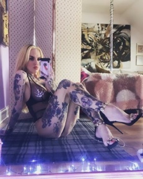 Naken läckt OnlyFans-bild av Miss Darling 