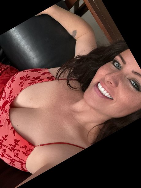 Naken läckt OnlyFans-bild av Miss Olivia Night