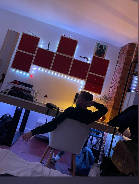 Alasti lekkinud OnlyFans-i pilt Adriampampnico