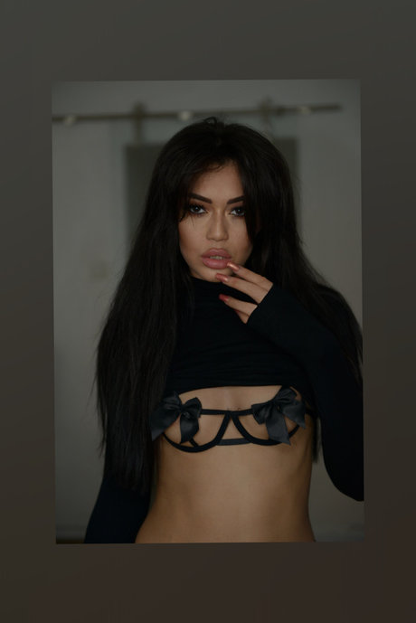 Naken läckt OnlyFans-bild av Miss Mulan