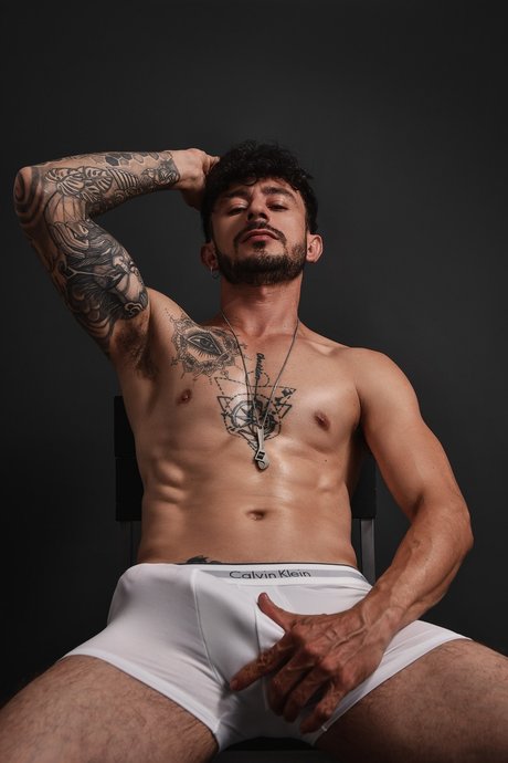 Alaston vuotanut OnlyFans-kuva Camilo