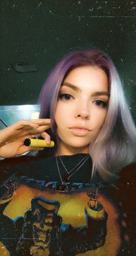 Naken läckt OnlyFans-bild av Lou