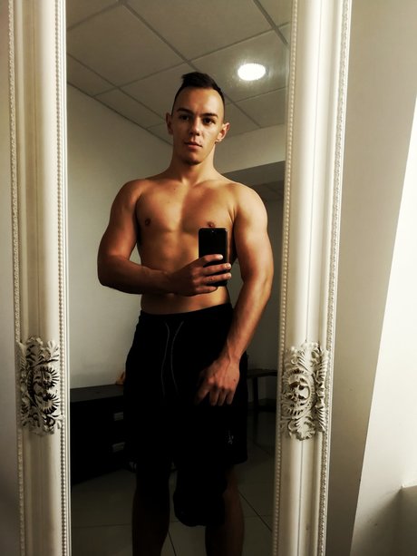 Naken läckt OnlyFans-bild av Fitwithflo