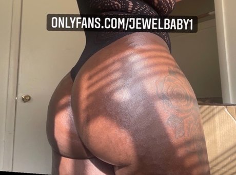 Alaston vuotanut OnlyFans-kuva Jewel Gohangon