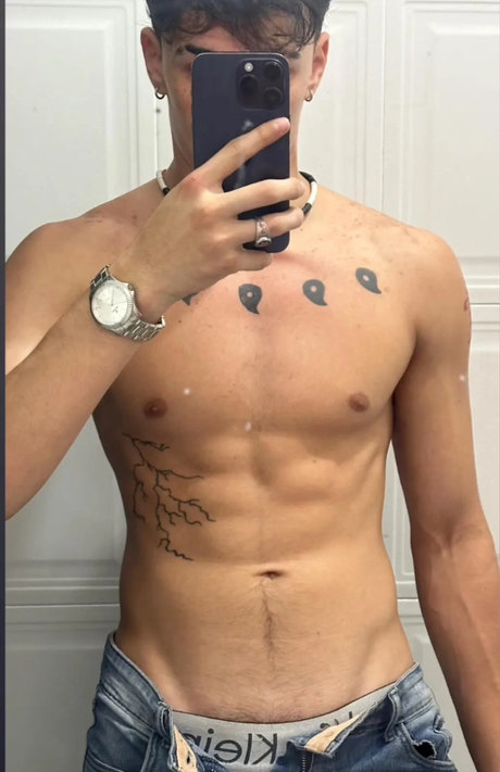 Обнаженная фотография утечки OnlyFans от Hot Boy Latino 18