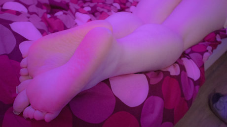 Naken lekkede OnlyFans-bilde av Goddess Izzy  Foot And Nail Mistress 