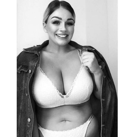Naken läckt OnlyFans-bild av Arrow 