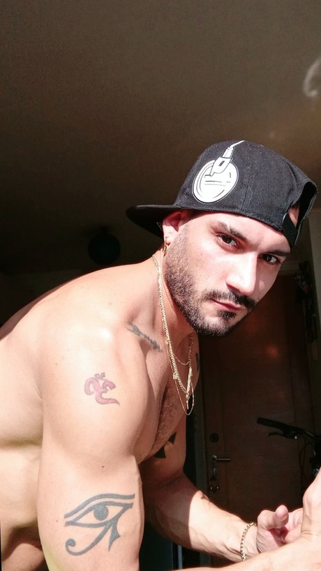 Nahá fotka uniklých OnlyFans od Miguel Angel