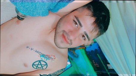 Naakte gelekte OnlyFans-foto van Salvador Ruiz