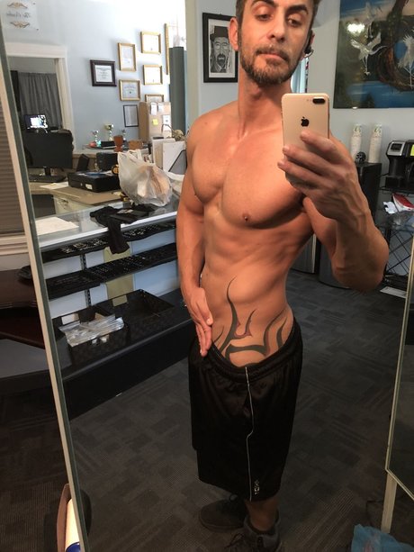 Nøgent lækket OnlyFans-billede af Traveling Tattoo Artist