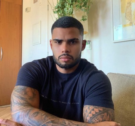 Naken läckt OnlyFans-bild av Italo Magalhaes