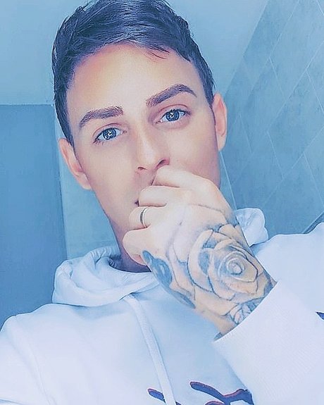Naakte gelekte OnlyFans-foto van Cameron James