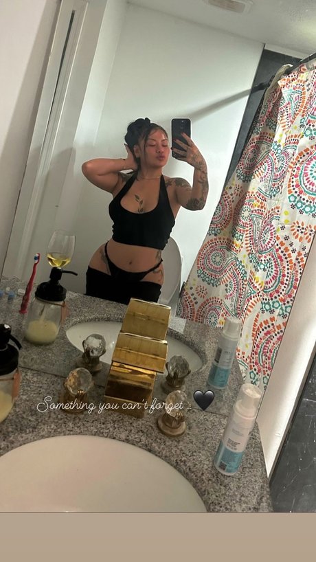 Alaston vuotanut OnlyFans-kuva Asian Doll