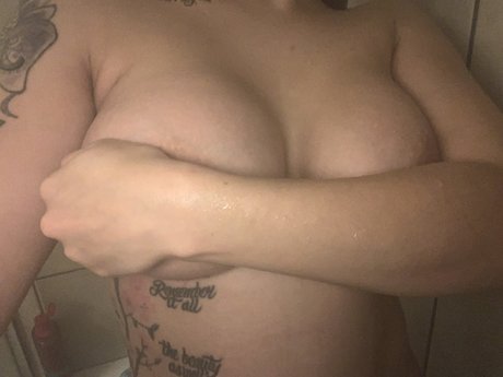 Naken läckt OnlyFans-bild av Moons Mamma