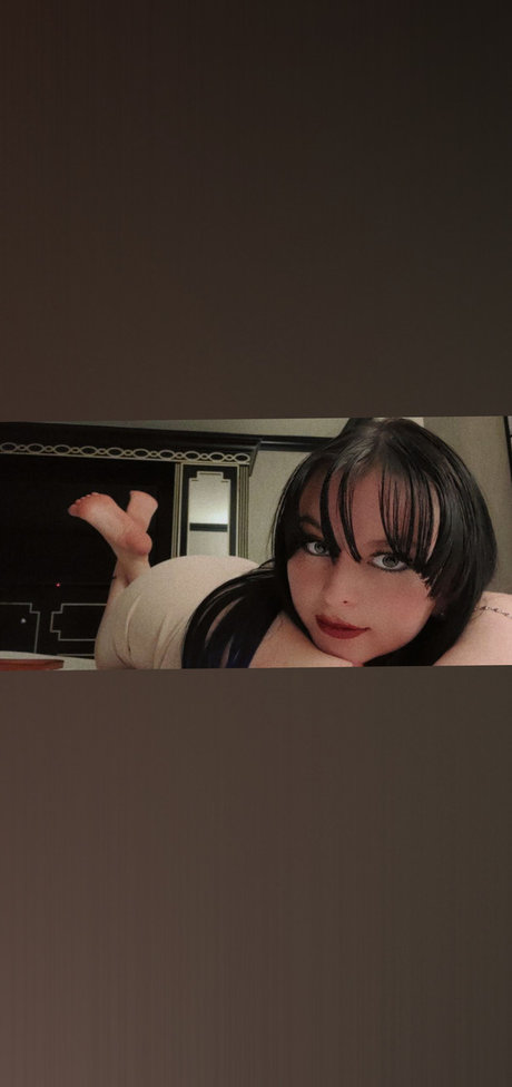 Naken läckt OnlyFans-bild av Foot Goddess Divina