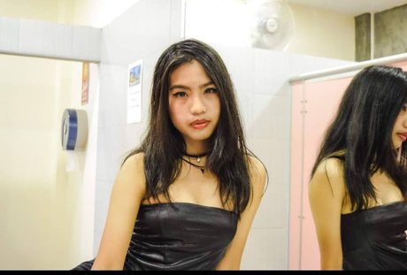 Naken läckt OnlyFans-bild av Mook