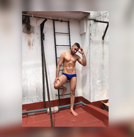 Naakte gelekte OnlyFans-foto van Aries