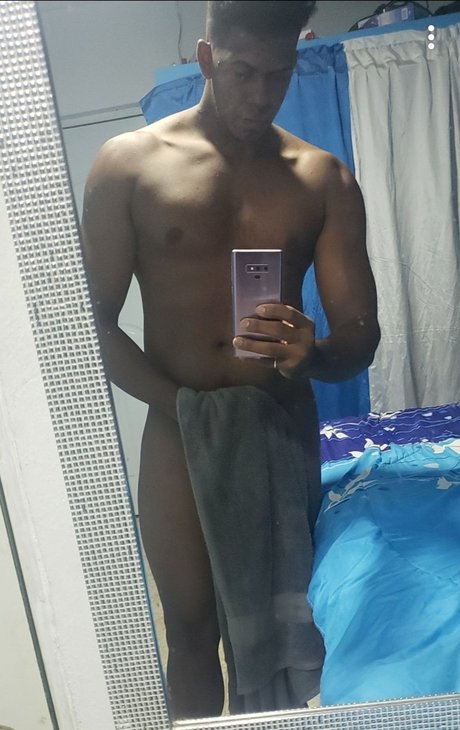 Alasti lekkinud OnlyFans-i pilt Johan