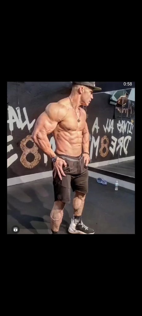Обнаженная фотография утечки OnlyFans от Hector The Hammer