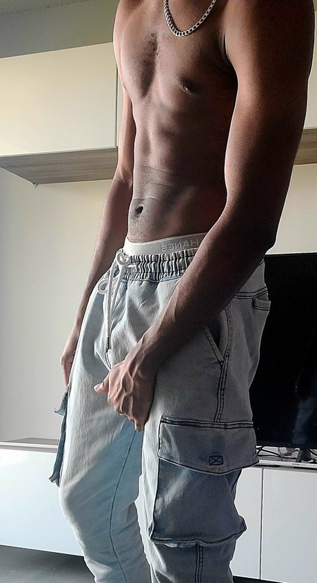 Naakte gelekte OnlyFans-foto van Chef Magic