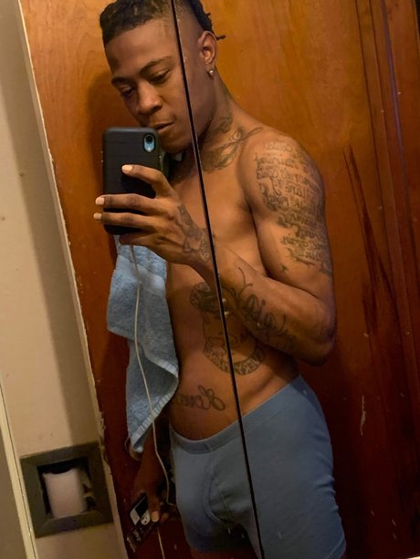 Alasti lekkinud OnlyFans-i pilt 414meatslangga