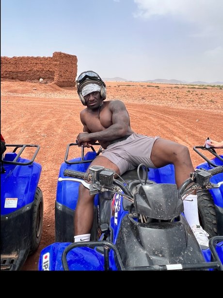 Naken läckt OnlyFans-bild av Mr Dark Chocolate 