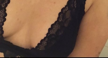Naakte gelekte OnlyFans-foto van Elise