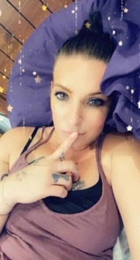 Naken läckt OnlyFans-bild av Queenofthebrokenhearted420