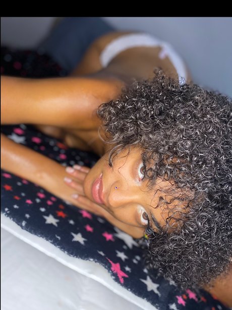 Naakte gelekte OnlyFans-foto van Pussy Fairy 