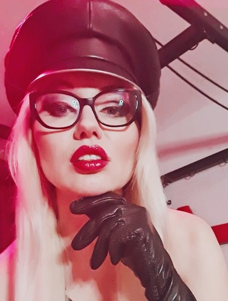 Naakte gelekte OnlyFans-foto van Mistress Alexandra Wildfire