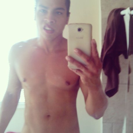 Naken läckt OnlyFans-bild av Aaron Alexander