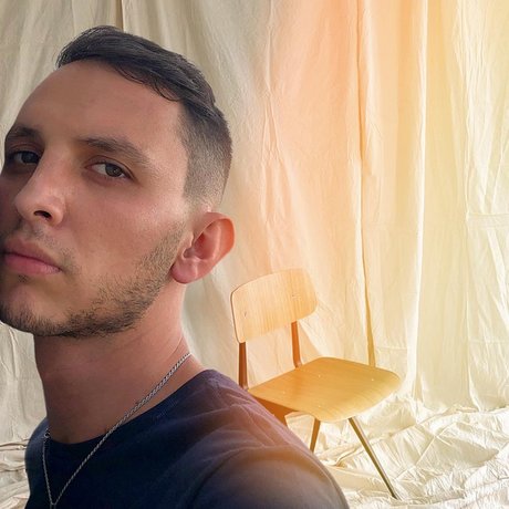 Обнаженная фотография утечки OnlyFans от Adrian Bencomo