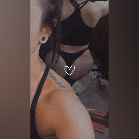 Alaston vuotanut OnlyFans-kuva  Uds