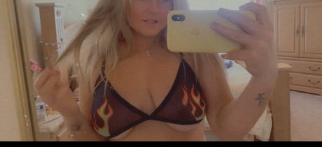 Naken läckt OnlyFans-bild av Flora Mae 